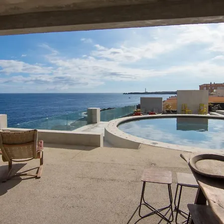 Homeforguest Exclusive Design 1080 M2, Oceanfront, 2 Swimming Pools *